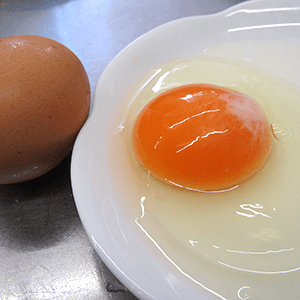 アイガモ農園の鶏が生んだ赤い黄身の卵