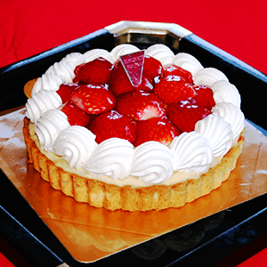 カスタードクリーム、苺、生クリームを使ったタルト生地のイチゴのデコレーションケーキ